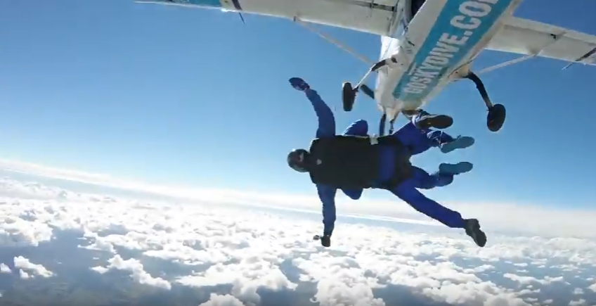 ギネス認定】1万5000フィートの上空からスカイダイビング中に11個のマジックに挑戦！ | News: MAGIC MORE